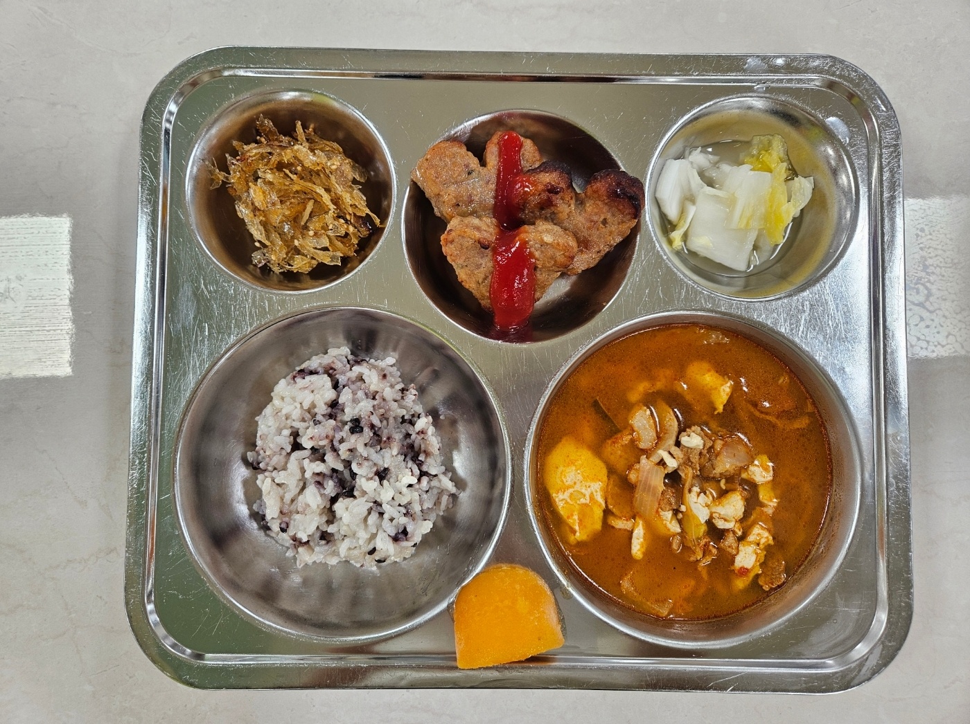 흑미밥
돼지고기순두부찌개
(1.5.6.9.10.16.18)
하트떡갈비*케찹
(5.6.10.15.16)
명엽채볶음(5.6.13)
백김치(9)
아이스홍시_이미지